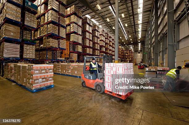 fork lift machines in warehouse storage for breakfast cereal ingredients, bedfordshire, uk - cereal plant fotografías e imágenes de stock