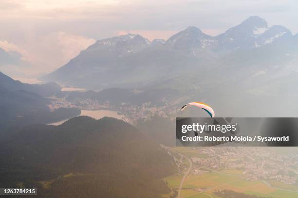 paraglide flying over engadine mountains, switzerland - graubunden canton ストックフォトと画像