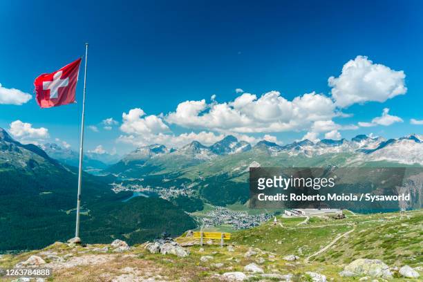 swiss flag at muottas muragl, switzerland - swiss flag fotografías e imágenes de stock