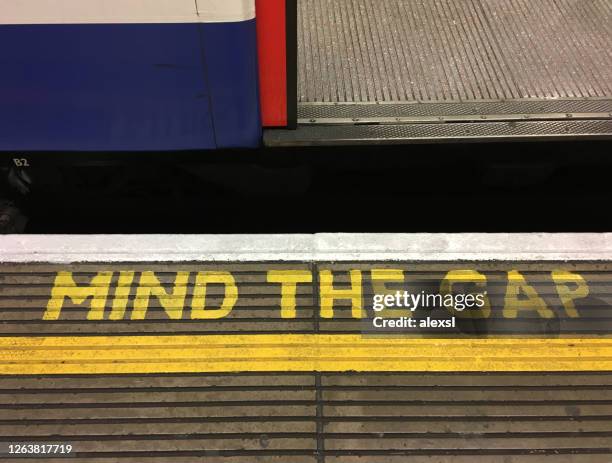 london underground station mind the gap warning sign - gap stock pictures, royalty-free photos & images