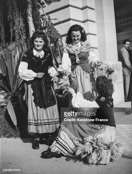 Jeunes femmes en costume traditionnel lors de la fête du Citron à Menton, en février 1948, dans les Alpes-Maritimes, France.