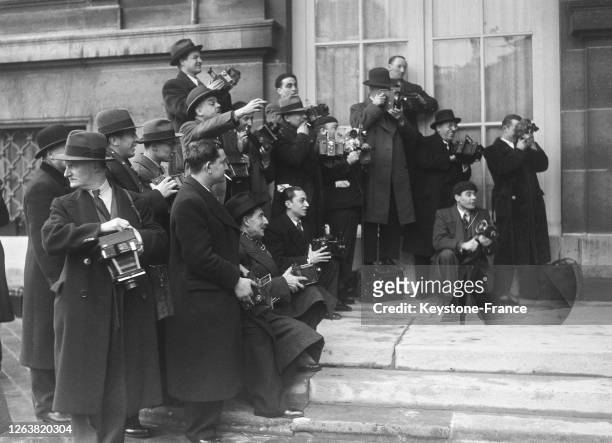 Photographes devant le quai d'Orsay lors d'une conférence des signataires des accords de Locarno, à Paris, en 1936, France.