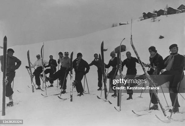 Ecole de ski dans la station de Saint-Véran, dans les Hautes-Alpes, en 1936, France.