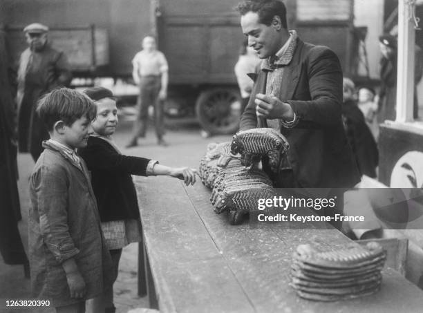 Stand de pains d'épices en forme d'animaux, à la foire au pain d'épice à Paris, sur le cours de Vincennes, en 1936, France.