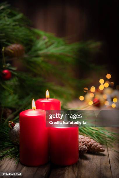 de kaarsen van kerstmis op rustieke houten lijst. ruimte kopiëren - christmas candles stockfoto's en -beelden