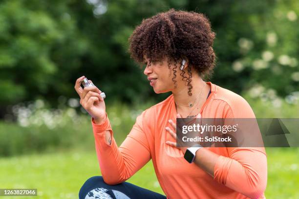 haar inhalator helpt altijd - asthma in adults stockfoto's en -beelden