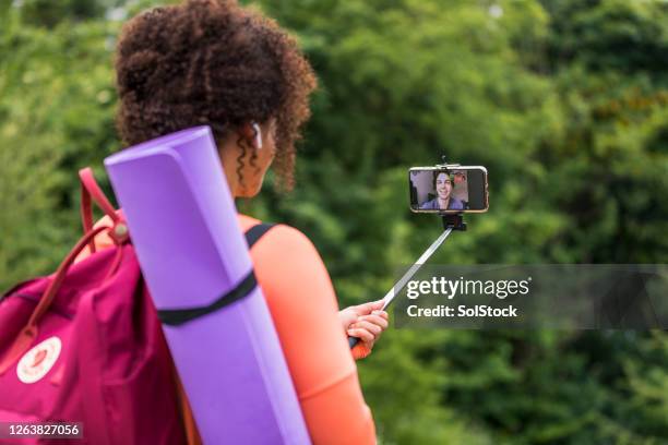 freunde, die über das web kommunizieren - selfiestick stock-fotos und bilder