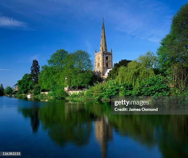 a view across the river avon to the holy trinity church in stratford-upon-avon. - stratford-upon-avon stock pictures, royalty-free photos & images
