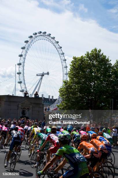 the 2007 tour de france 'grand depart' passing the london eye at the embankment at the start of the historic event in britain's capital city - ba stock pictures, royalty-free photos & images