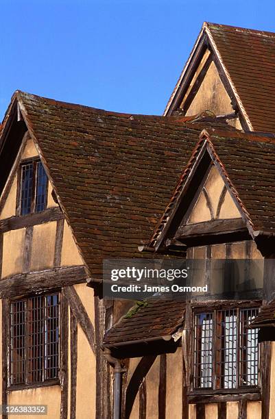 lord leycester hospital, an historic group of timber-framed buildings dating mainly from the late 14th century. the hospital has never been a medical establishment. it has always been used to house and maintain the needy, infirm and aged. today it is used - warwickshire hospital stock pictures, royalty-free photos & images