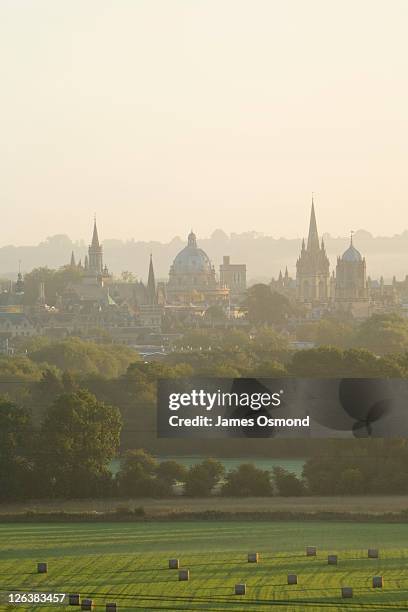 a misty view over the fields toward the oxford skyline at sunrise. - oxford universität stock-fotos und bilder