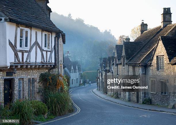 castle combe in wiltshire, england. castle combe is situated on the southern-most edge of the cotswolds and is approximately 12 miles from the georgian city of bath. the village houses are all of typical cotswold type, constructed in stone with thick walls - bath england stock-fotos und bilder