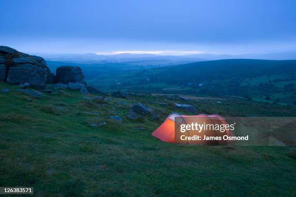 wild camping on yar tor at dusk. dartmoor national park. devon. england. - camping selvagem imagens e fotografias de stock