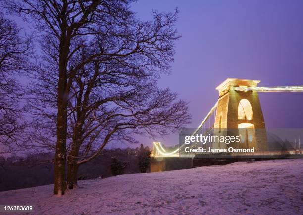 clifton suspension bridge at dusk in winter. bristol. england. uk. - clifton bridge stockfoto's en -beelden