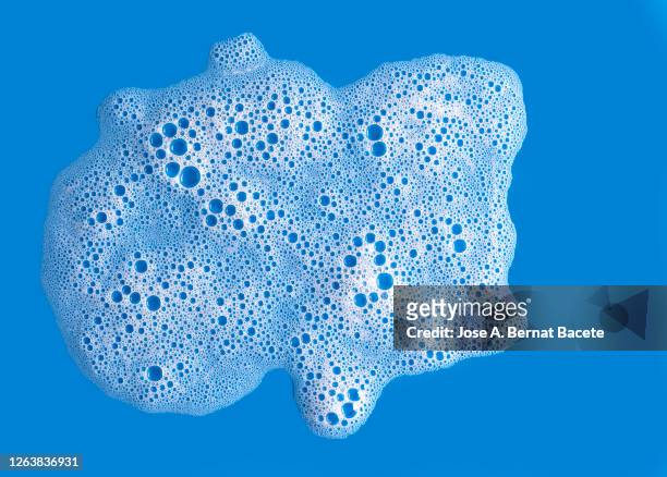 full frame of the textures formed by the soap bubbles on a blue background. - soap sud 個照片及圖片檔
