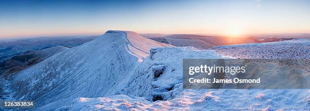 pen y fan at sunrise, brecon beacons national park, powys, wales uk - brecon beacons national park wales uk photos et images de collection