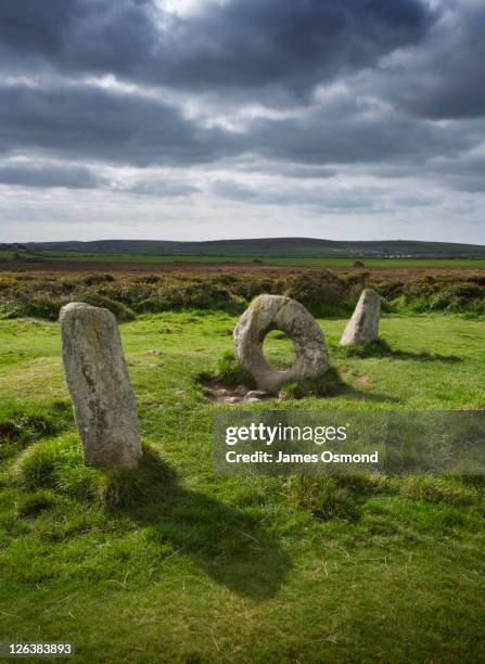 men an tol, a bronze age megalithic structure, cornwall, england, uk - bronze age stock pictures, royalty-free photos & images