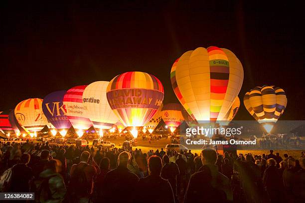 the night glow at bristol balloon fiesta. bristol. england. uk. - bristol balloons stock pictures, royalty-free photos & images