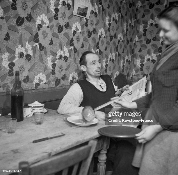 Mineur à table dans sa cuisine à Douai, dans le Nord, en 1947, France.