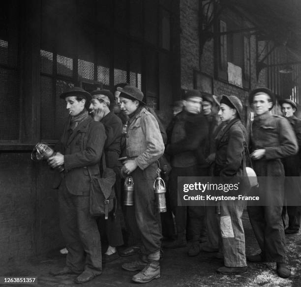 Groupe de mineurs d'une mine de charbon à Douai, dans le Nord, en 1947, France.