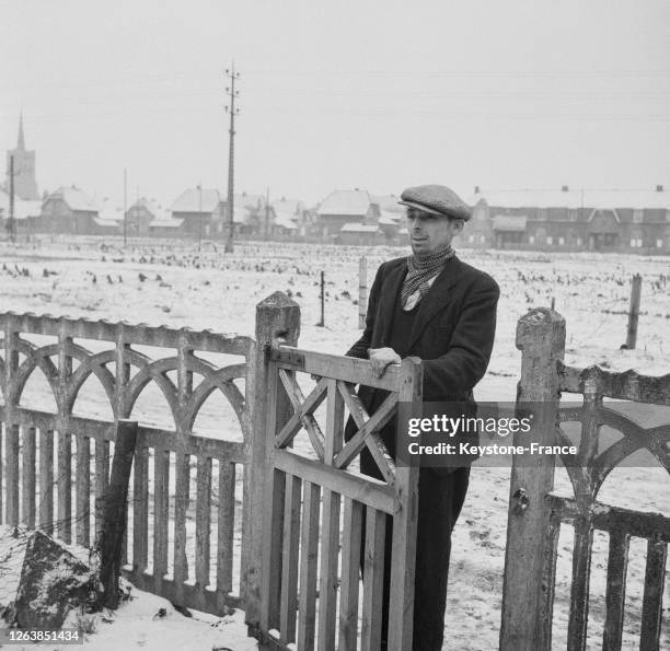 Mineur d'une mine de charbon à l'entrée de son jardin à Douai, dans le Nord, en 1947, France.