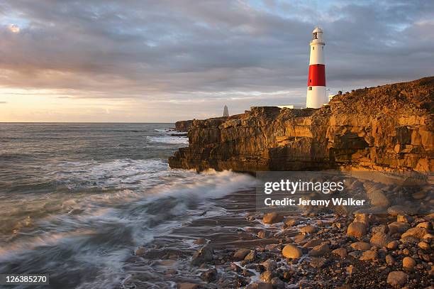 portland bill lighthouse at sunrise. - bill of portland stockfoto's en -beelden