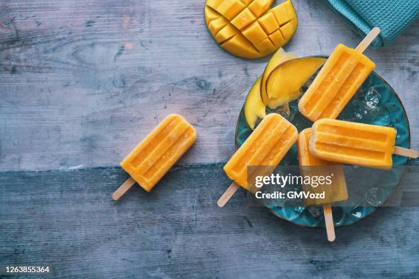mango pfirsich joghurt eis auf stick - eisstiel stock-fotos und bilder