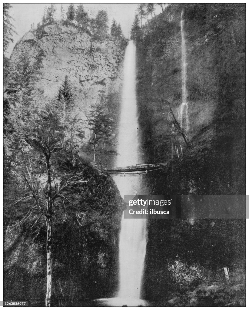 Fotografía antigua en blanco y negro: Multnomah Falls