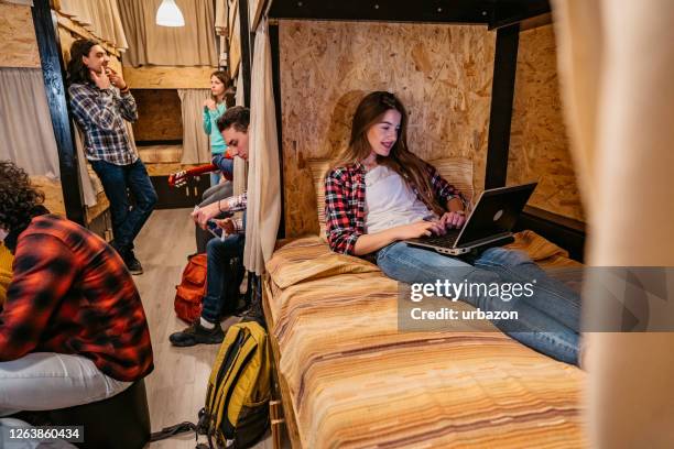 mensen die tijd doorbrengen in hostel - hostel stockfoto's en -beelden