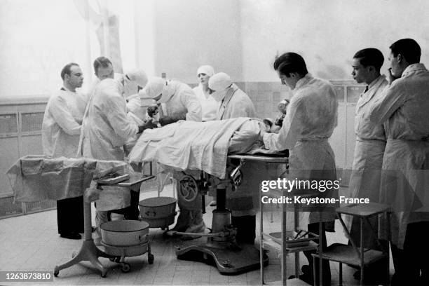 Opération chirurgicale à l'hôpital Vaugirard de Paris en 1936, France.