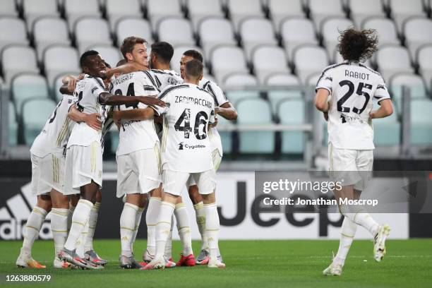 Juventus players celebrate after Gonzalo Higuain scored to give the side a 1-0 lead during the Serie A match between Juventus and AS Roma on August...