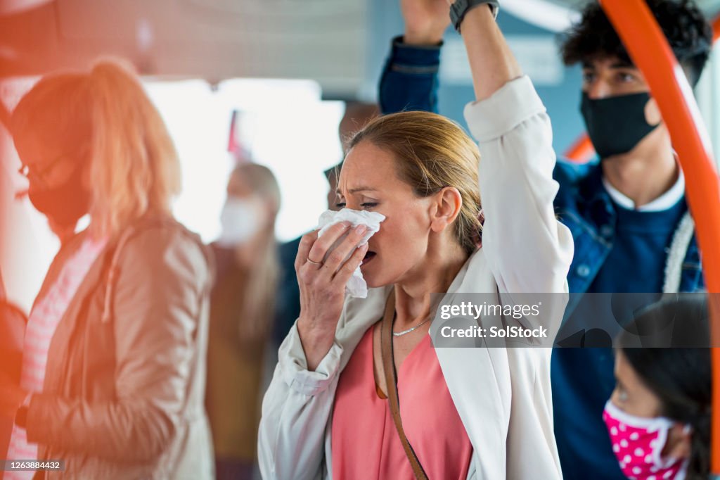 在公共交通工具上打噴嚏的婦女。