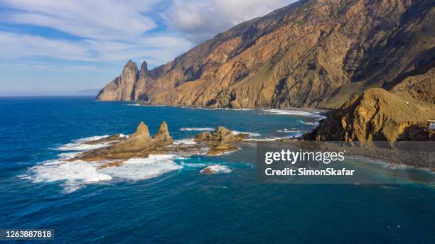 holme i blått hav, la gomera, kanarieöarna, spanien - gomera bildbanksfoton och bilder