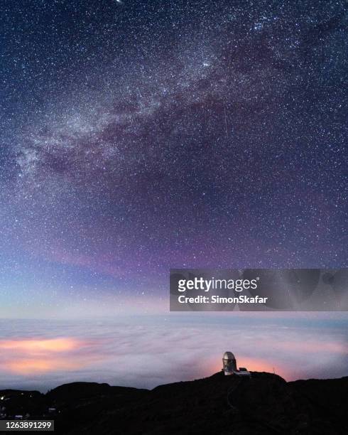 雲に覆われた谷の上に天の川と星空, ラ・パルマ, カナリア諸島, スペイン - 観測所 ストックフォトと画像