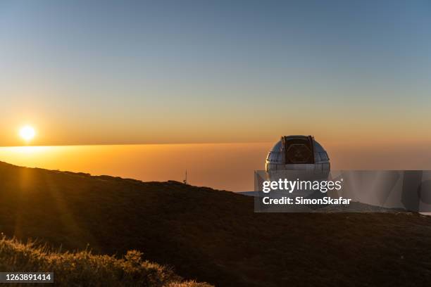 astronomisch waarnemingscentrum op rand van berg, la palma, canarische eilanden, spanje - observatorium stockfoto's en -beelden