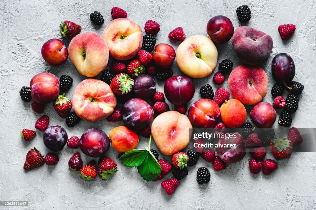 Verschiedene Arten von Früchten auf weißem Hintergrund