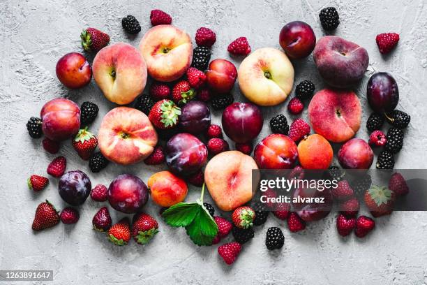 différents types de fruits sur fond blanc - cerise photos et images de collection