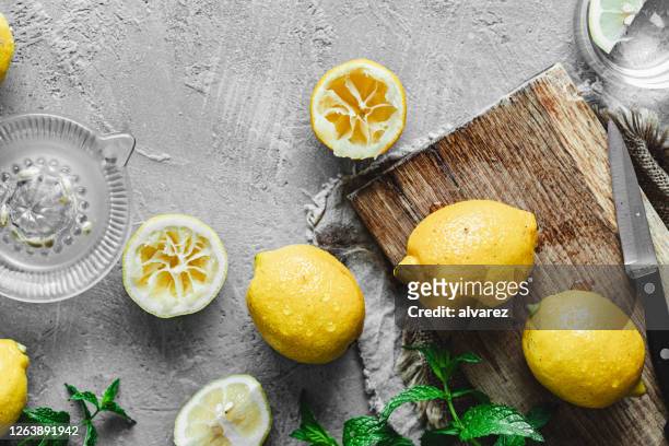 het maken van citroensap - doorsnede lemon stockfoto's en -beelden