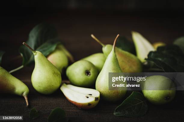 frisch gepflückte birnen - pears stock-fotos und bilder