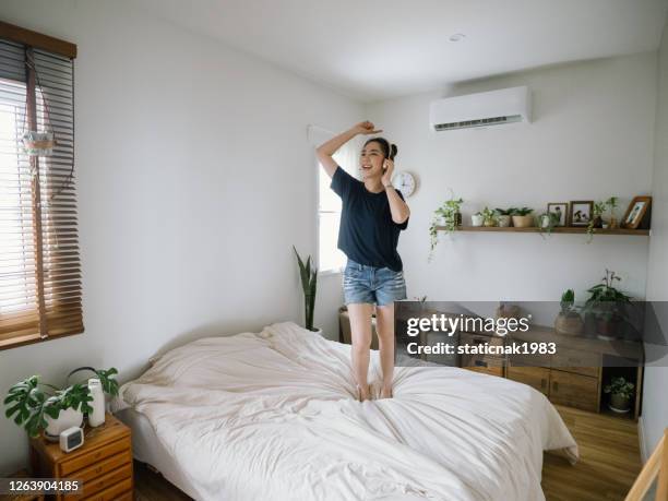 jonge vrouw die in de slaapkamer danst. - edm stockfoto's en -beelden