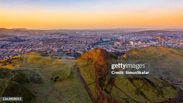 paisagem urbana ao pôr do sol, edimburgo reino unido - edimburgo - fotografias e filmes do acervo