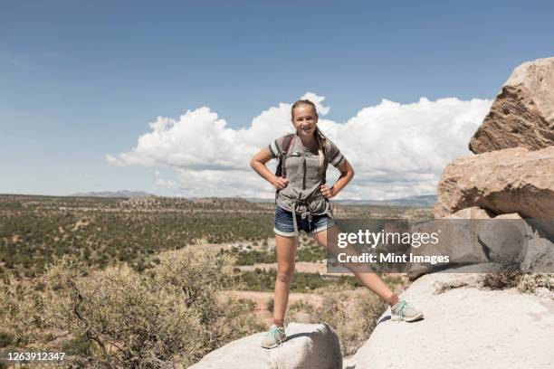 12 year old girl hiking in tsankawi ruins - girls 12 year old pic 個照片及圖片檔