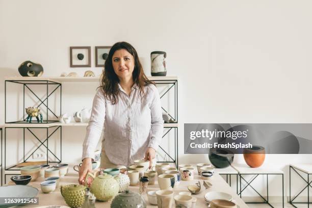 frau künstlerin arbeitet mit keramik - kunsthändler stock-fotos und bilder