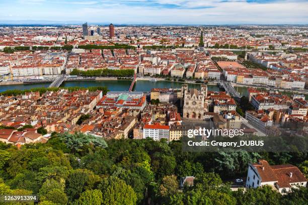 vue aérienne panoramique large de lyon français paysage urbain avec la rivière saone et les monuments et le quartier d’affaires de la part-dieu - lyon photos et images de collection