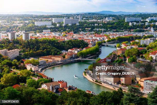 vista aérea de los suburbios de la ciudad francesa de lyon a lo largo del río saone con algunos buidings residenciales y barcos navegando - france fotografías e imágenes de stock