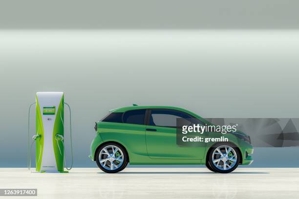 modernes elektroauto mit elektrischer ladestation - umweltfahrzeug stock-fotos und bilder