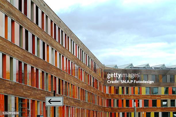 arrow sign in front of building - dessau stockfoto's en -beelden