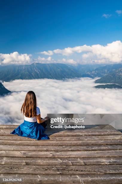 niets dan spectaculair landschap rondom - eisberg stockfoto's en -beelden