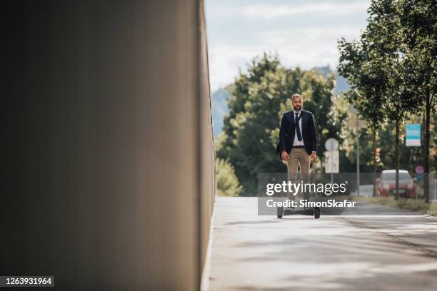 homme sur l’hoverboard - gyropode photos et images de collection