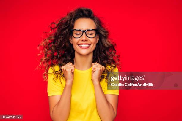 attraente giovane donna sorridente - vincere foto e immagini stock